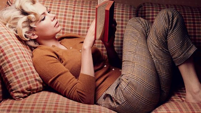 Girls___Beautyful_Girls_Girl_reading_a_book_lying_on_the_couch_043448_
